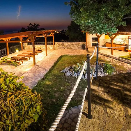Casa de Férias Pet Friendly In With Jacuzzi Podstrana