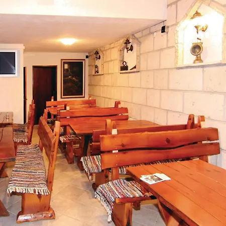 Amazing In With 7 Bedrooms, Jacuzzi&wifi Podstrana